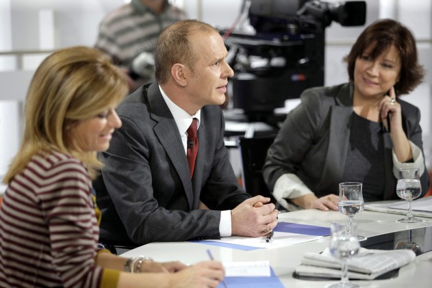 “Una buena entrevista no es un interrogatorio, sino una conversación”. Foto: Javier Valenzuela, junto a Ester Palomera y Nativel Preciado, en Los Desayunos de TVE