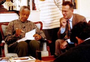 Javier Valenzuela con Nelson Mandela. Johanesburgo. 1995