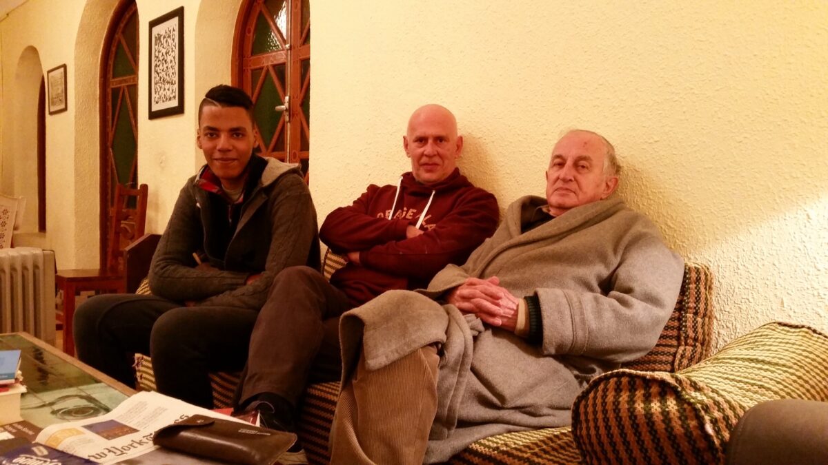 Javier Valenzuela con Jalid y Goytisolo en su casa de Marrakech, febrero 2015. Foto: Ricardo Martín